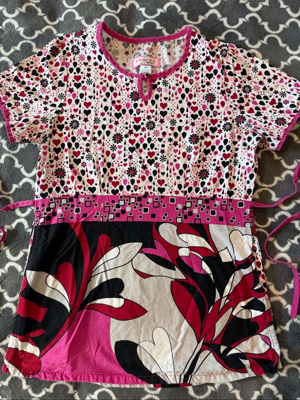 Kio Scrub Pink & Black Floral Heart Print